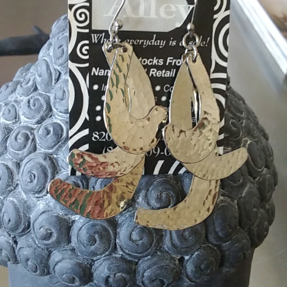 NWT BEAUTIFUL HAMMERED SILVER DANGLE EARRINGS.